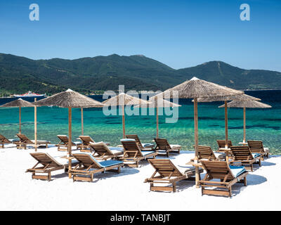 Petite plage de marbre à Limenas Thasou, capitale et port principal de l'île de Thassos, Grèce Banque D'Images