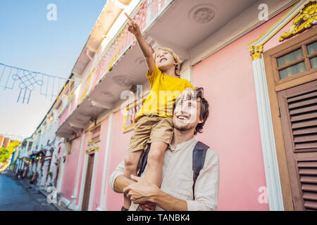 Père et fils les touristes sur la rue dans le style portugais romani dans la ville de Phuket. Également appelé Chinatown ou la vieille ville. Concept de voyager avec des enfants Banque D'Images