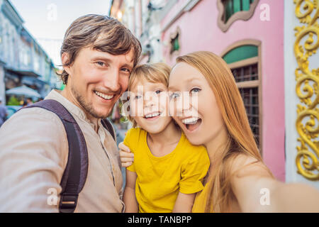 Mère, père et fils les touristes sur la rue dans le style portugais romani dans la ville de Phuket. Également appelé Chinatown ou la vieille ville. Voyager avec des enfants Banque D'Images