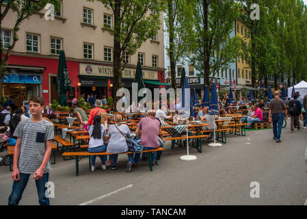 Munich,Allemagne- Mai 25,2019 : Les gens s'asseoir à des tables en plein air au cours de la Streetlife Festival Banque D'Images