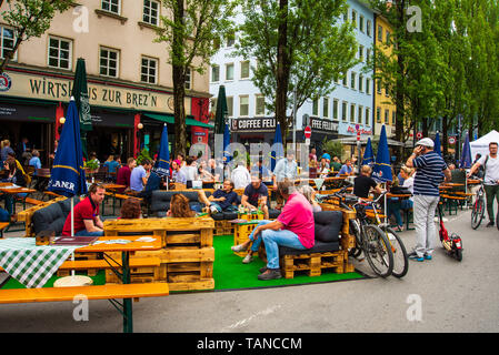 Munich,Allemagne- Mai 25,2019 : Les gens s'asseoir à des tables en plein air au cours de la Streetlife Festival Banque D'Images