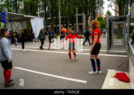 Munich,Allemagne- Mai 25,2019 : un groupe d'adolescentes jouent avec un ballon de football avant un match streetfootball. Banque D'Images