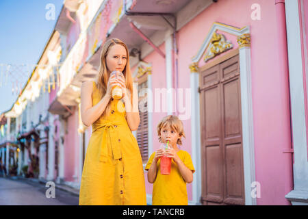 Mère et fils les touristes sur la rue dans le style portugais romani dans la ville de Phuket. Également appelé Chinatown ou la vieille ville. Concept de voyager avec des enfants Banque D'Images