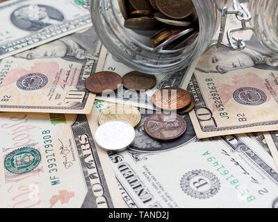 Arrière-plan de billets en dollars éparpillés comme abstraite sans couture. Banque D'Images