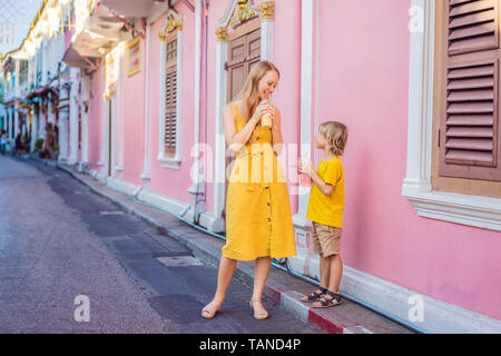 Mère et fils les touristes sur la rue dans le style portugais romani dans la ville de Phuket. Également appelé Chinatown ou la vieille ville. Concept de voyager avec des enfants Banque D'Images