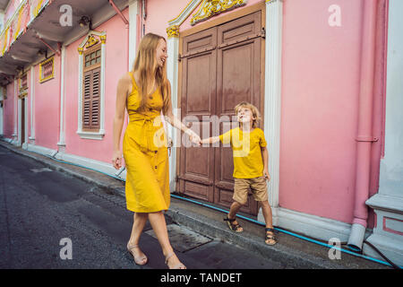 Mère et fils les touristes sur la rue dans le style portugais romani dans la ville de Phuket. Également appelé Chinatown ou la vieille ville. Concept de voyager avec des enfants Banque D'Images