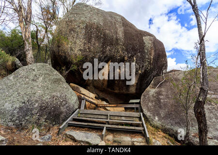 Tors altérés, ou les rochers de granit, la création de la petite grotte où l'Anaiwan peint les autochtones leur rock art certains il y a cent ans, près de Banque D'Images