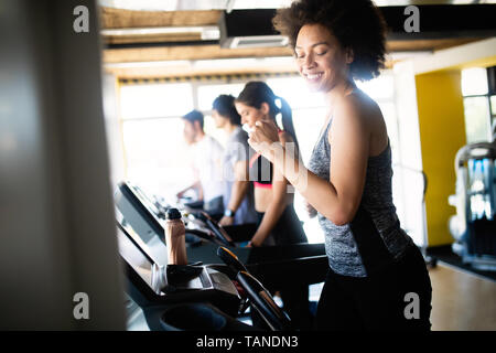 Beau monter qui exercent ensemble dans une salle de sport Banque D'Images