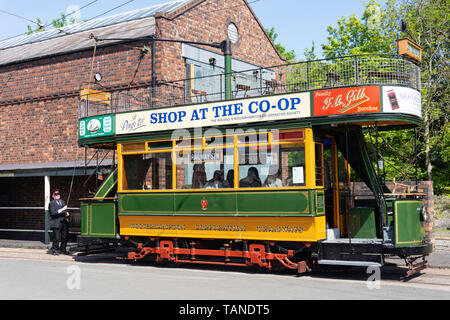 Vintage double-decker, open-top tram en Black Country Living Museum, Dudley, West Midlands, England, United Kingdom Banque D'Images