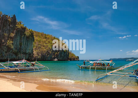 Outrigger motorisés bateaux sur l'île de Palawan, aux Philippines Banque D'Images