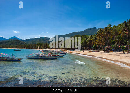 Outrigger motorisés bateaux sur l'île de Palawan, aux Philippines Banque D'Images