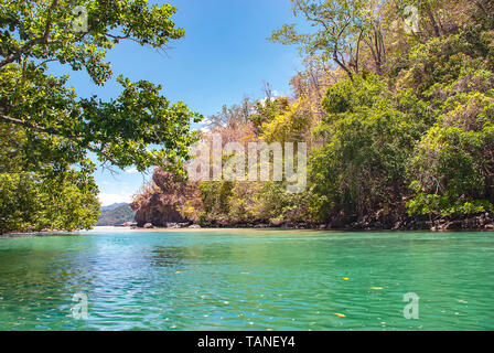 Près de l'entrée de la rivière souterraine à Palawan, Philippines Banque D'Images