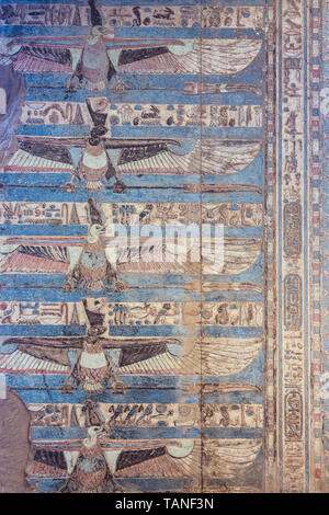 Peinture colorée sur le plafond dans le Temple de Kom Ombo Banque D'Images