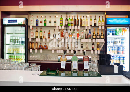 Plusieurs robinets d'affilée contre bar avec des bouteilles. Banque D'Images