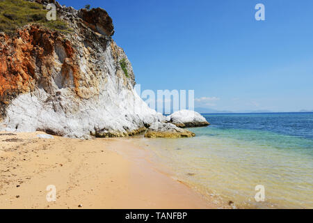 L'agréable plage au camp X Pirates sur Sebayur Besar Island près de Labuan Bajo, Indoensia. Banque D'Images