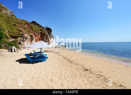 L'agréable plage au camp X Pirates sur Sebayur Besar Island près de Labuan Bajo, Indoensia. Banque D'Images