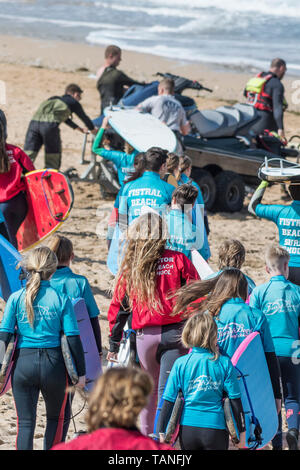 Les instructeurs de Surf et surf novices avec l'École de Surf de la plage de Fistral de partir pour une leçon de surf à Newquay en Cornouailles. Banque D'Images