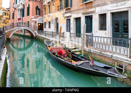 Gondoles traditionnelles sur canal à Venise, Italie. Banque D'Images