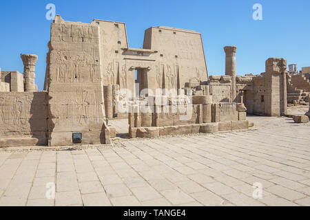 Bas-reliefs en dehors du Temple de Horus à Edfou le temple de Banque D'Images