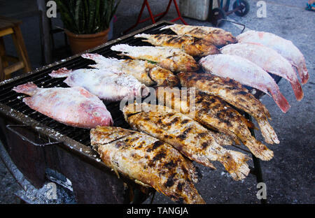 Close up of thai street food barbecue avec des poissons salés sur gril au charbon - Bangkok, Thaïlande Banque D'Images