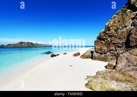 Une magnifique plage de sable blanc dans le parc national de Komodo en Indonésie. Banque D'Images