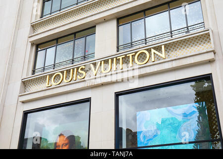 PARIS, FRANCE - 22 juillet 2017 : Louis Vuitton fashion boutique de luxe aux Champs Elysées à Paris, France. Banque D'Images