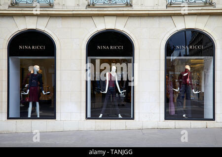 PARIS, FRANCE - 22 juillet 2017 : la mode Nina Ricci boutique de luxe dans l'avenue Montaigne à Paris, France. Banque D'Images