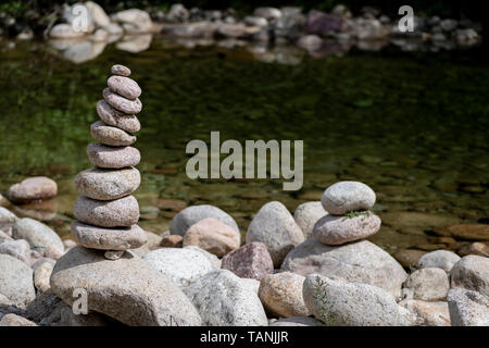 Pile de pierres équilibré près d'une rivière avec copie grand espace sur la droite de l'image, la méditation Zen spa relaxation background Banque D'Images