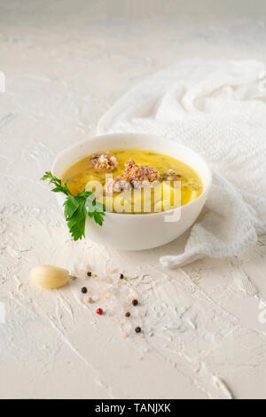 Frais soupe chaude bouilli avec des boulettes de viande et de pommes de terre avec du pain sur un tableau blanc, délicieux dîner Banque D'Images