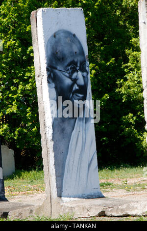 Ein mit dem Mauerstueck Portrait von Mahatma Gandhi (nur für redaktionelle Verwendung. Keine Werbung. Http://www.360-berlin.de. Referenzdatenbank : © Banque D'Images