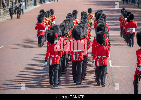 Londres, Royaume-Uni, Coldstream Guards mars le long du Mall pour les généraux de répétition d'examen pour la parade la couleur 2019. Credit : Malcolm Park/Alamy. Banque D'Images