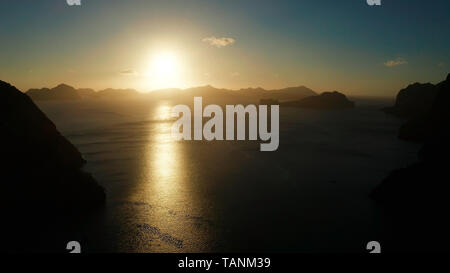 Drone aérien seascape avec montagnes et îles rocheuses dans le temps du matin. d'El Nido, coucher de soleil sur la mer. tropical bay dans au coucher du soleil. Ciel de coucher du soleil et les montagnes des roches de la baie. Coucher de soleil de rêve au milieu des rochers. Banque D'Images