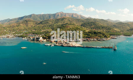 Le port de ferry de la ville de Coron, sur l'île de Busuanga, Philippines. Port de passagers et de fret avec des navires. Les véhicules de transport et les passagers des ferries dans le port Banque D'Images