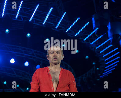 Musicien ukrainien et leader du célèbre groupe 'rock ukrainien Okean Elzy' Svyatoslav Vakarchuk vu l'exécution à son concert à Kiev. Banque D'Images