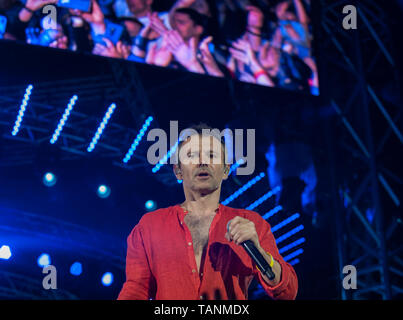 Musicien ukrainien et leader du célèbre groupe 'rock ukrainien Okean Elzy' Svyatoslav Vakarchuk vu l'exécution à son concert à Kiev. Banque D'Images