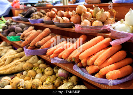 Beaucoup de différents légumes, comme les carottes, les oignons, les radis, les betteraves, les navets, les racines de persil, panais, céleri et autres légumes sont vendus dans la mar Banque D'Images