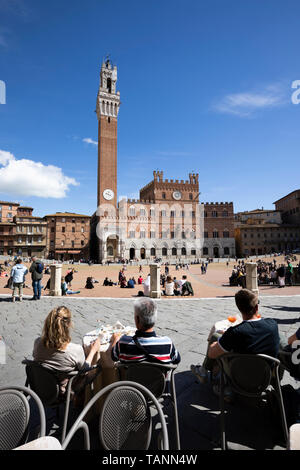 Café scène devant le Palais Pubblico (mairie) dans la Piazza del Campo, Sienne, Province de Sienne, Toscane, Italie, Europe Banque D'Images