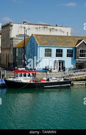 Un bateau de tourisme de pêche amarré sur la rivière Wey,à Weymouth Port. Banque D'Images