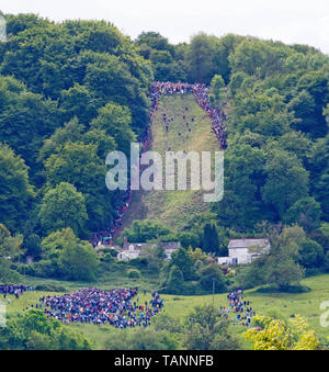 Les participants prennent dans le parc roulant fromage annuel est entraînée vers le bas Coopers Hill à la poursuite d'un fromage Double Gloucester. Brockworth, Gloucestershire. 27.05.19 Banque D'Images