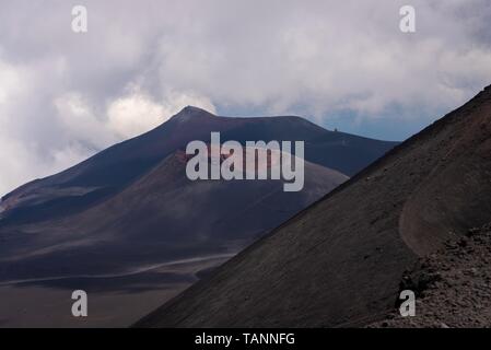 Voir des cratères sur le sommet du Mont Etna, le plus haut volcan actif en Sicile Banque D'Images