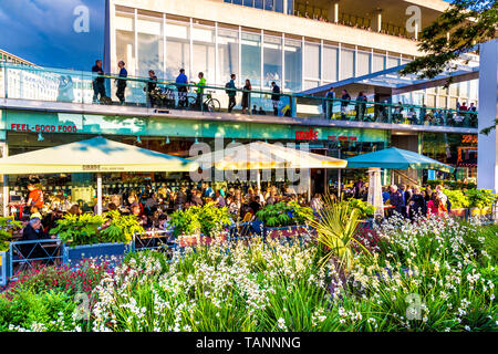 Les gens manger dehors au restaurant sous le Royal Festival Hall au Southbank Centre, Londres, UK Banque D'Images