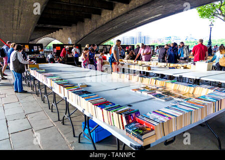 Southbank Centre livre ancien marché sous Waterloo Bridge, London, UK Banque D'Images