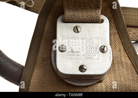 Un parachute siège 10-404 C-1 complet avec réservoir d'oxygène, la section arrière du faisceau et couvert de soie blanche emballés dans un sac de linge de couleur olive, donc l'exhaustivité et l'état ne sont pas vérifiables. Le sac avec un arrière-dans la poche à fermeture zip, dans lequel est le réservoir d'oxygène anodisé jaune, le flexible d'alimentation coupée au lâche. Étiquette cousue '...Sitzfallschirm Baumuster, 10-404 C-1 à 3. Mai 1943, Anforderzeichen : FL 402013 Hersteller Autoflug, Berlin'. La section arrière rembourré, faisceau de lumière , boutonnées. Le fil de traction intégrée à l'échelle de la ceinture abdominale, la D-bow, Editorial-Use-seulement Banque D'Images