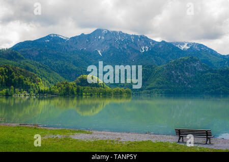 Belle vue sur la montagne et de l'eau reflétant en Bavière Banque D'Images