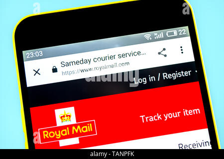 Berdiansk, Ukraine - 24 mai 2019 : Royal Mail courier d'accueil du site. Logo de la Royal Mail visible sur l'écran du téléphone. Banque D'Images