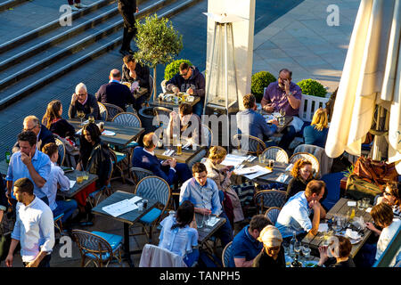 Les gens manger dehors à un restaurant Southbank, Londres, UK Banque D'Images