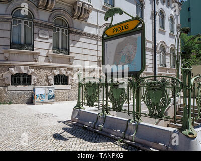 Lisbonne, Portugal - 11 mai 2019 : entrée de emblématique de la station de métro Picoas à Lisbonne donnés par le métro de Paris Banque D'Images