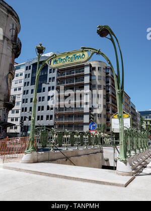 Lisbonne, Portugal - 11 mai 2019 : entrée de emblématique de la station de métro Picoas à Lisbonne donnés par le métro de Paris Banque D'Images