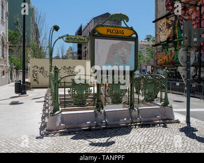 Lisbonne, Portugal - 11 mai 2019 : entrée de emblématique de la station de métro Picoas à Lisbonne donnés par le métro de Paris Banque D'Images