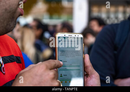 Un travailleur indépendant de l'entreprise de livraison est vu Glovo montrant une application avec un score d'excellence qui lui permet d'accéder à l'ordre d'accès à la sélection des heures de distribution au cours de la protestation. Deuxième journée de protestation d'aliments à la demande de service de messagerie de l'entreprise travailleurs Glovo, une start-up espagnole fondée à Barcelone en 2015 dans 24 pays d'exploitation. Glovo indépendants du brûlé leurs sacs à dos pour la deuxième fois en protestation contre les mauvaises conditions de travail après un accident de la mort d'un partenaire de livraison qui a été frappé sur son vélo par un camion de nettoyage municipal Banque D'Images